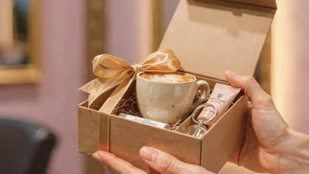 신규 카페 그랜드 오픈 컵 슬리브·키링·스티커가 담긴 오픈 판촉물 제작 성공사례