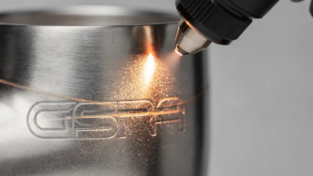 판촉물 로고 인쇄를 위한 정밀 레이저 각인 공정 장면